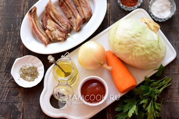 Тушеная капуста — повседневное блюдо, которое можно сделать вкуснее и оригинальнее, дополнив его мясными ребрышками. Для этого используем уже готовые копченые ребра. Во время тушения капуста впитает в себя вкус и запах копченостей, что делает блюдо очень ароматным и пикантным.
Продукты для приготовления тушеной капусты с копчеными ребрышками подготовим по списку. Тушеная капуста — повседневное блюдо, которое можно сделать вкуснее и оригинальнее, дополнив его мясными ребрышками. Для этого используем уже готовые копченые ребра. Во время тушения капуста впитает в себя вкус и запах копченостей, что делает блюдо очень ароматным и пикантным.
Продукты для приготовления тушеной капусты с копчеными ребрышками подготовим по списку.