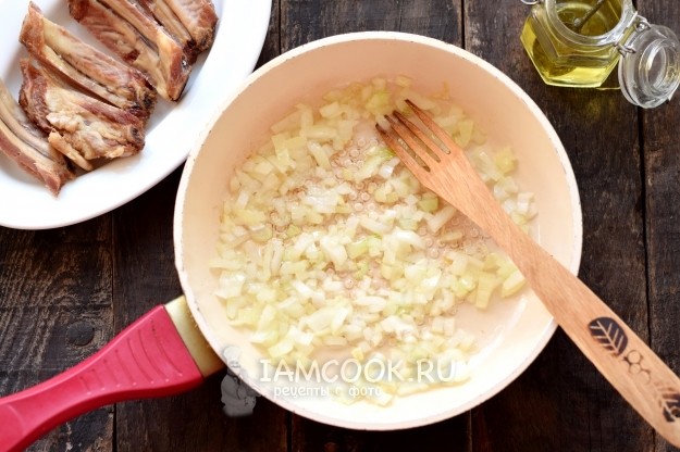 Головку лука отделите от шелухи, ополосните, нарежьте кубиками, закиньте на разогретую масляную поверхность сковороды, жарьте несколько минут. Головку лука отделите от шелухи, ополосните, нарежьте кубиками, закиньте на разогретую масляную поверхность сковороды, жарьте несколько минут.