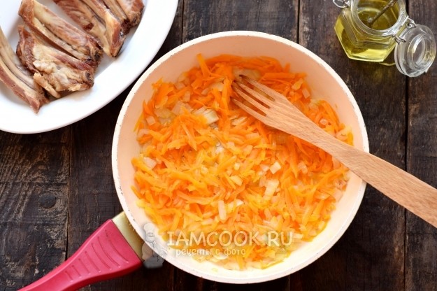 Морковь очистите, натрите на крупной терке, добавьте к луку, продолжайте обжаривать овощи совместно. Морковь очистите, натрите на крупной терке, добавьте к луку, продолжайте обжаривать овощи совместно.