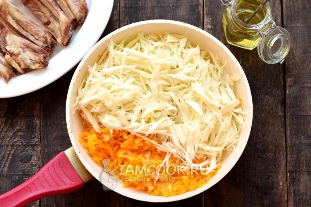 Когда морковь напитается маслом и станет мягкой, обжаренные овощи сдвиньте в одну сторону сковороды. Кочан капусты отделите от верхних листочков, нашинкуйте тонкой соломкой. На пустую поверхность сковороды влейте масло, загрузите шинковку капусты. Через 5 минут жарки капусту перемешайте с другими овощами. Огонь убавьте до минимального, тушите смесь на протяжении 10 минут. Когда морковь напитается маслом и станет мягкой, обжаренные овощи сдвиньте в одну сторону сковороды. Кочан капусты отделите от верхних листочков, нашинкуйте тонкой соломкой. На пустую поверхность сковороды влейте масло, загрузите шинковку капусты. Через 5 минут жарки капусту перемешайте с другими овощами. Огонь убавьте до минимального, тушите смесь на протяжении 10 минут.