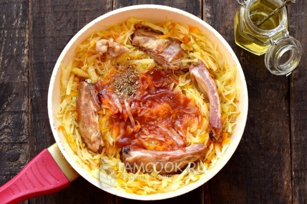 Когда капуста немного уварится и уменьшится в объеме, добавьте к ней томатную пасту, специи, присыпьте солью и перцем, перемешайте. В этот же момент уложите в капусту копченые ребрышки, влейте немного воды. Когда капуста немного уварится и уменьшится в объеме, добавьте к ней томатную пасту, специи, присыпьте солью и перцем, перемешайте. В этот же момент уложите в капусту копченые ребрышки, влейте немного воды.