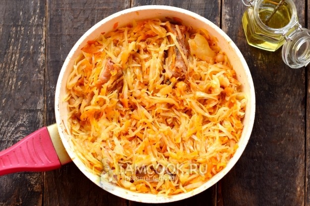 Смесь тушите еще 20-30 минут, до готовности, периодически перемешивая, чтобы капуста не пригорела. Смесь тушите еще 20-30 минут, до готовности, периодически перемешивая, чтобы капуста не пригорела.