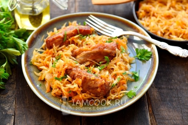 Перед подачей тушеную капусту с копчеными ребрышками дополните свежей зеленью. Перед подачей тушеную капусту с копчеными ребрышками дополните свежей зеленью.