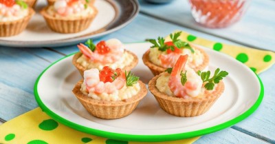 Тарталетки с креветками и сыром