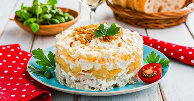 Салат курица ананасы сыр яйцо
