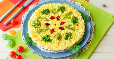 Салат с печенью трески слоеный с сыром и рисом