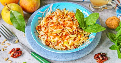 Салат с капустой и грецкими орехами с медовой заправкой