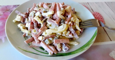 Салат с колбасой и паприкой