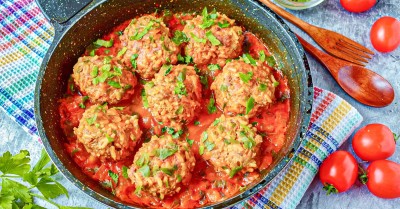Ежики из фарша с рисом на сковороде с подливкой Ежики из фарша с рисом на сковороде с подливкой