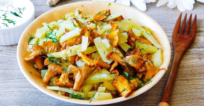 Жареная картошка с лисичками и луком на сковороде