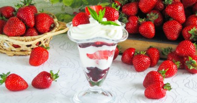Десерт Клубника со сливками без выпечки