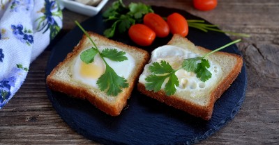 Яйцо жареное в булке на сковороде