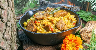 Плов из свинины в казане на костре