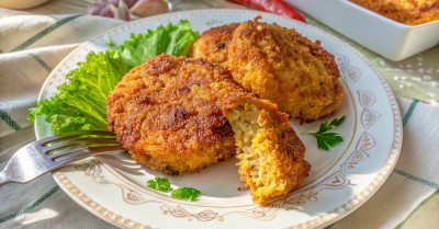 Рыбные котлеты с жареным луком и морковью