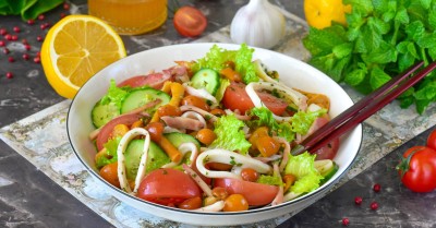 Салат с жареными кальмарами