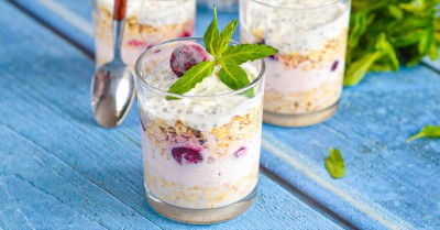 Ленивая овсянка в банке с йогуртом без сахара