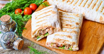 Классическая шаурма с курицей помидорами и капустой