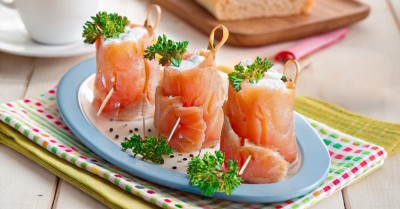 Закуска рулетики из семги с творожным сыром