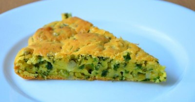 Заливной пирог на сметане с зеленым луком вмешанным в тесто