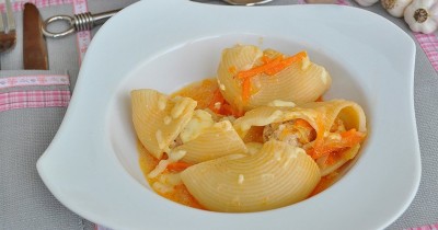 Фаршированные макароны с сыром на сковороде