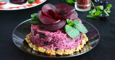 Салат свекла с черносливом и грецким орехом