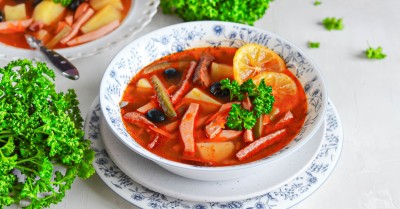 Солянка классическая с картошкой колбасой и огурцами