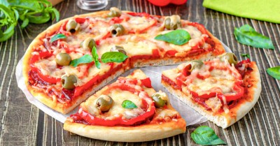 Пицца с колбасой и сыром в духовке классическая