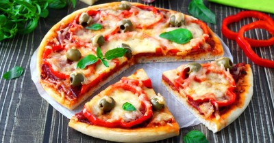 Пицца с копченой колбасой и сыром в духовке