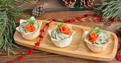 Тарталетки с лососем и авокадо