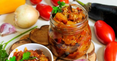 Икра из баклажанов на сковороде с помидорами и чесноком