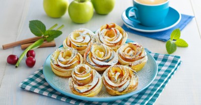 Десерт из слоеного теста и яблок - Белые розы