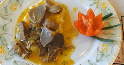 Желудочки индейки с зеленым луком и морковью