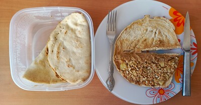 овсяный блин с печенью, яблоком и арахисом