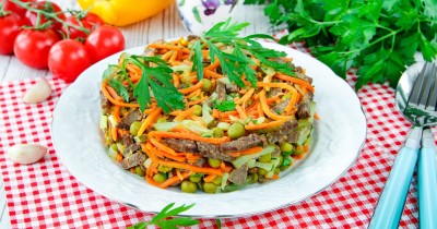 Салат с говядиной огурцом и морковью