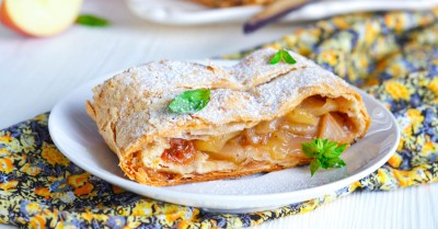 Яблочный штрудель из слоеного теста