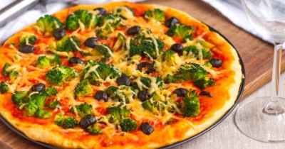 Вегетарианская пицца с брокколи и сыром
