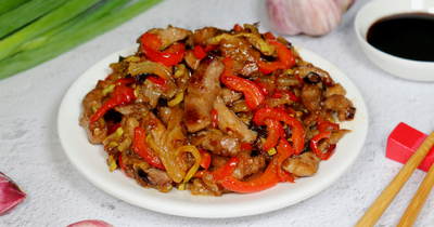 Мясо свинины в кисло сладком соусе по китайски с баклажаном