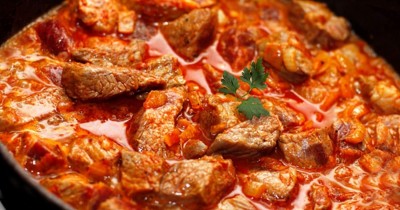 Мясо в подливе на сковороде с луком и томатной пастой