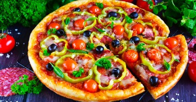 Пицца с салями помидорами и сыром моцарелла