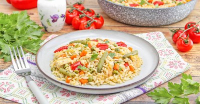Рис с овощами и курицей на сковороде