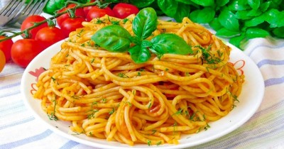 Спагетти с томатной пастой на сковороде