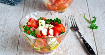 Салат с крабовыми палочками помидорами чесноком и сыром