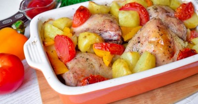 Курица с картошкой и помидорами в духовке