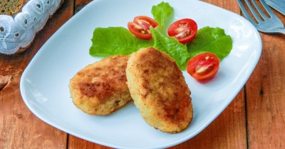 Рыбные котлеты из щуки с салом на сковороде