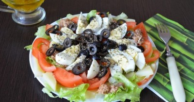 Рыбный салат Нисуаз с черными маслинами и куриными яйцами