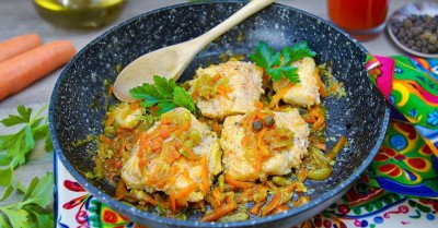 Треска тушеная с луком и морковью на сковороде