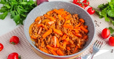 Фарш с морковью и луком на сковороде
