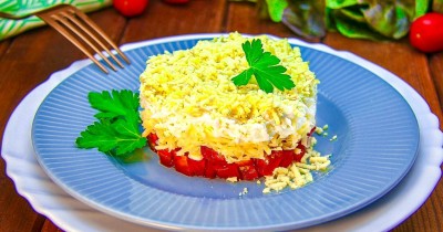 Салат с помидорами сыром яйцами