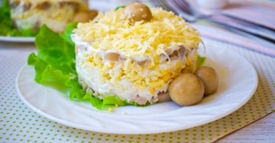 Салат курица с грибами яйцом и сыром слоями