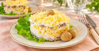 Салат курица с грибами и сыром слоями